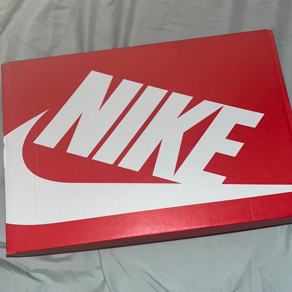 MENS SZ 10 PANDA LOWS. BRAND NEW. GOAT VERIFIED.